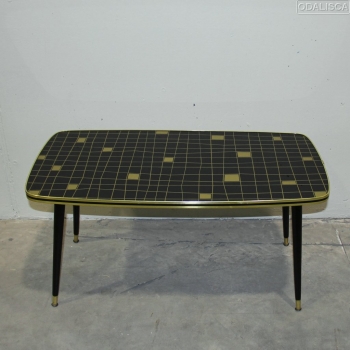 MESA AUXILIAR. - Realizada en cristal decorado en negro y dorado y patas en madera ebonizada y reamatadas en latón.
Origen: Alemania.